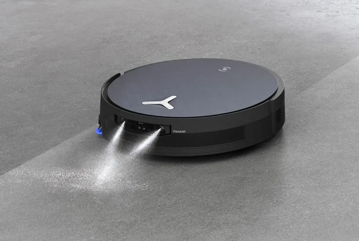 ל-Ecovacs יש רובוט שיודע להתיז מים על כתמים קשים לפני השטיפה